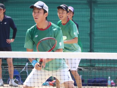 ソフトテニスをする選手の写真